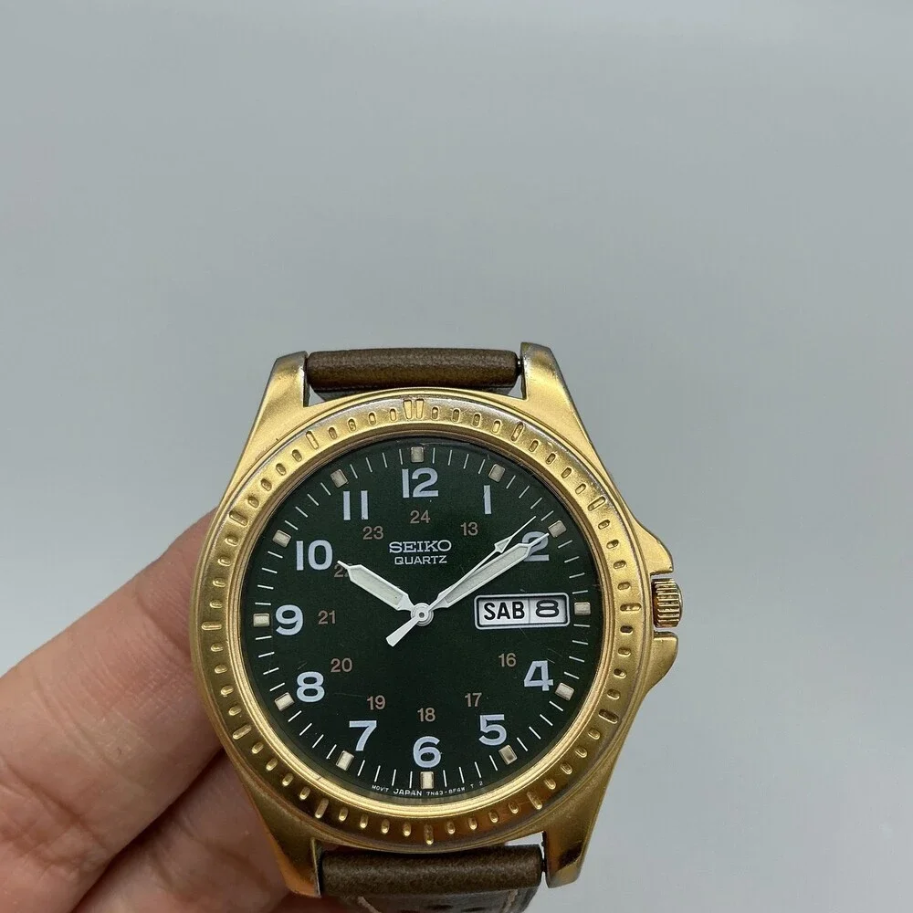 Vintage Seiko 7N43-8B09 Mens Watch 38mm Green Dial Day Date Brown Leather Quartz